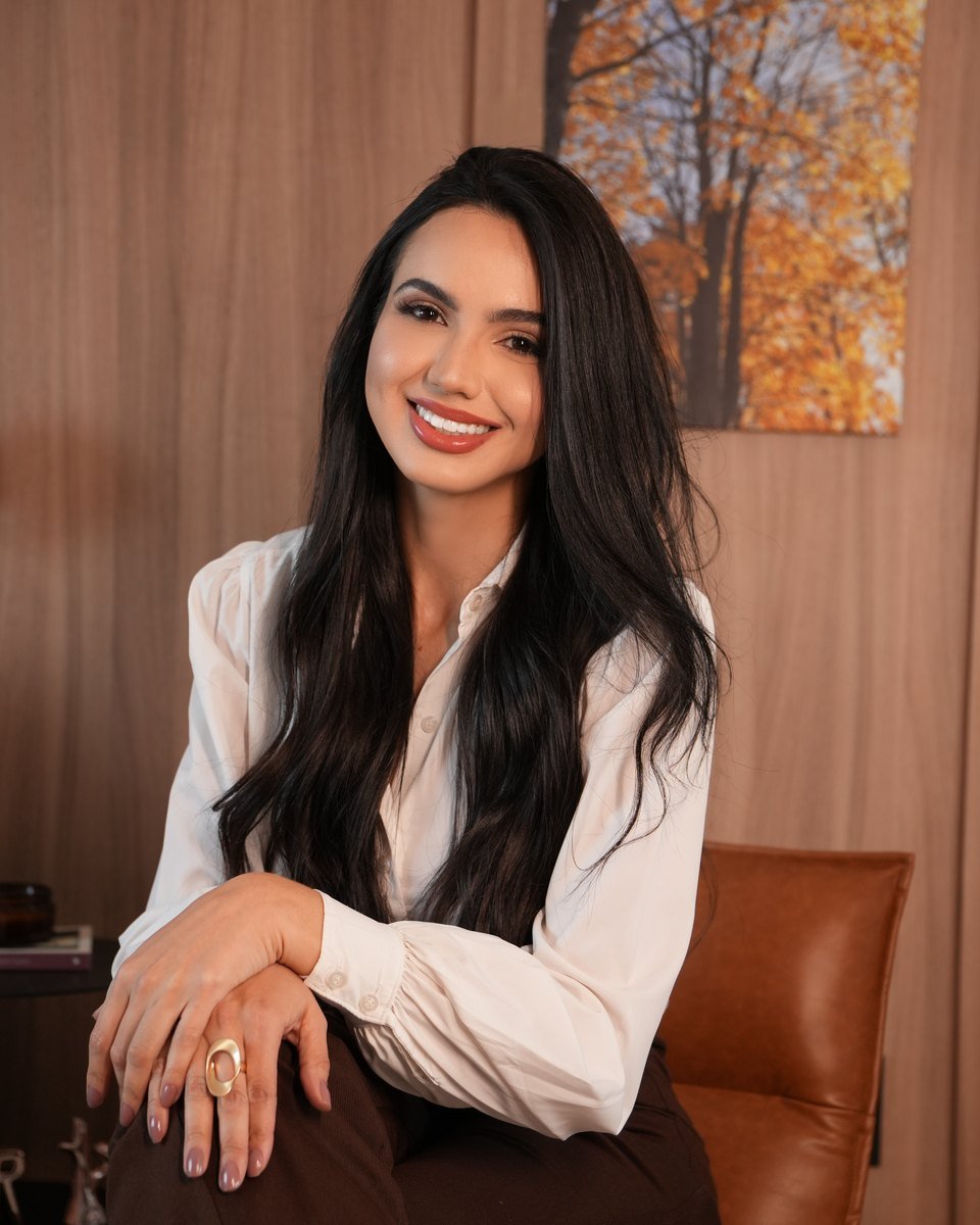 Retrato da Dra. Larissa Ribeiro sentada em seu consultório